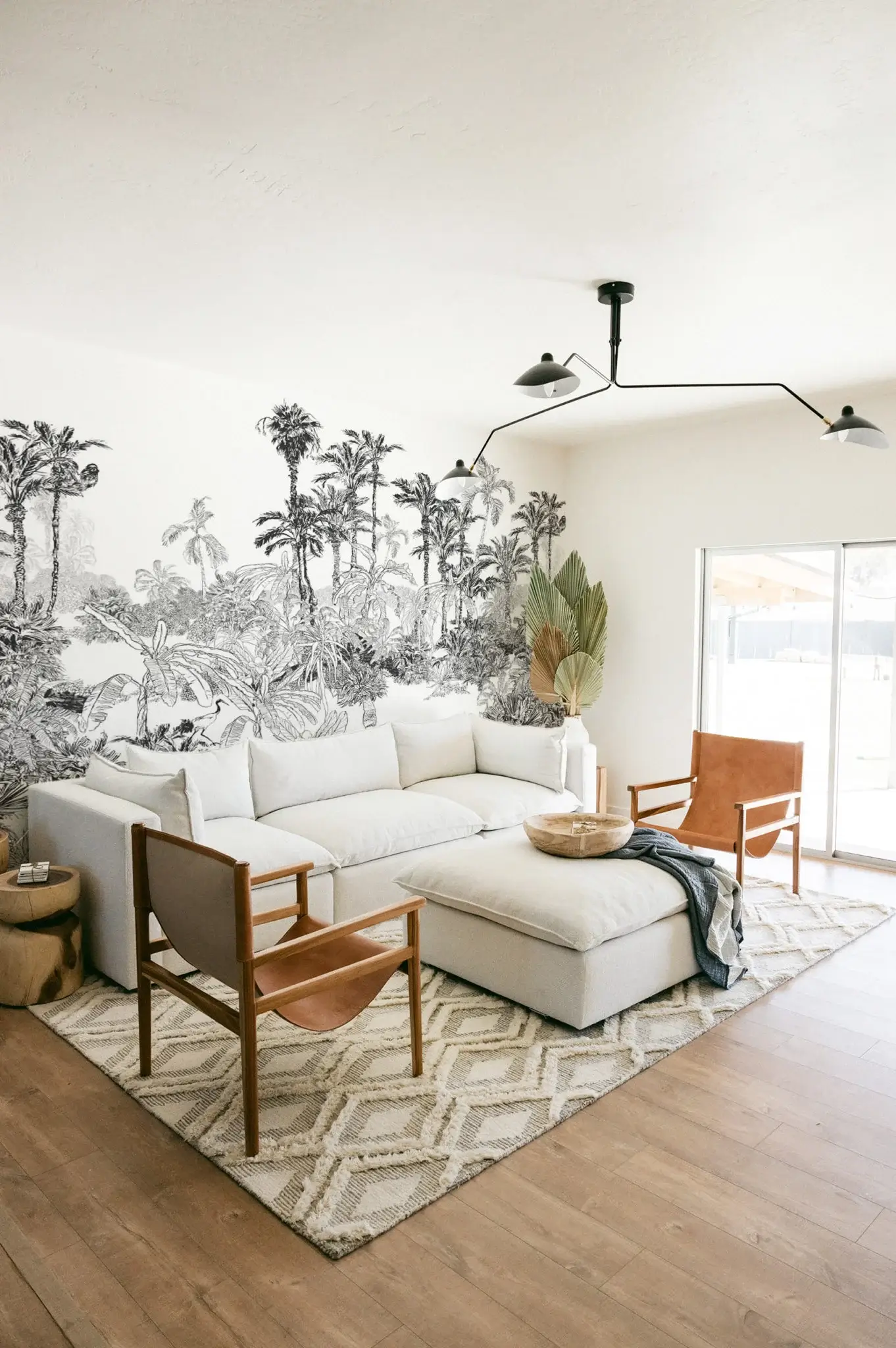 salon blanc et beige avec papier peint tropical noir et blanc. Papier peint adhesif