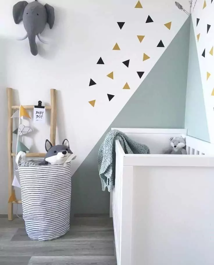 peinture géométrique dans une chambre d'enfant ou de bébé