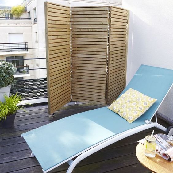 se cacher vis a vis avec un paravent