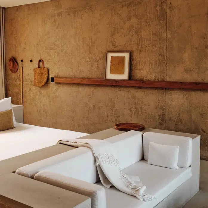 MUR MARRON BOIS CANAPE BEIGE