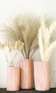 vase en terre cuite et fleurs séchées pour une deco minimaliste