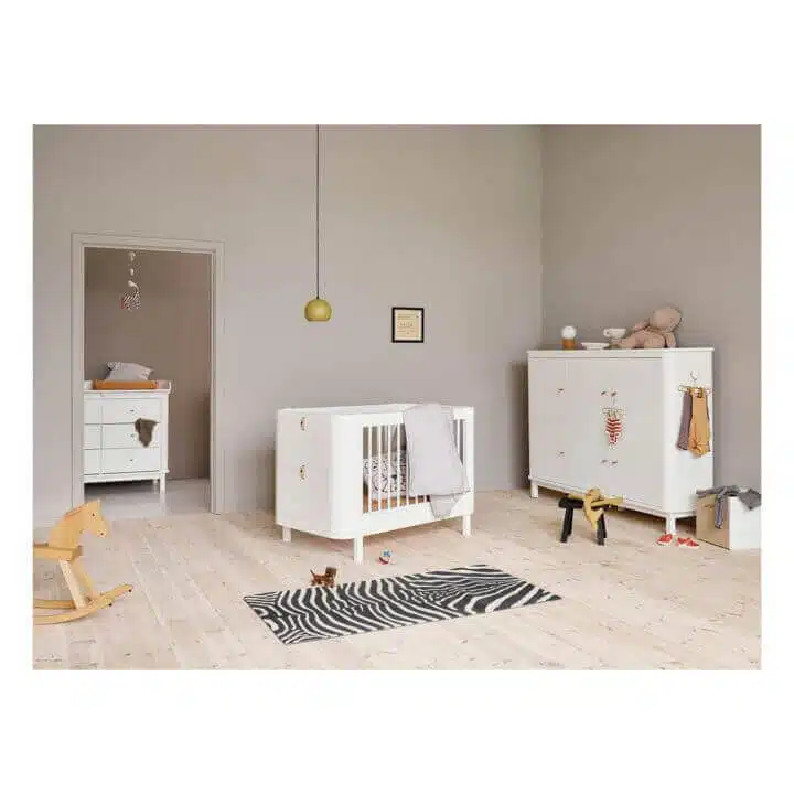 lit a barreaux design et original dans une chambre bebe blanche