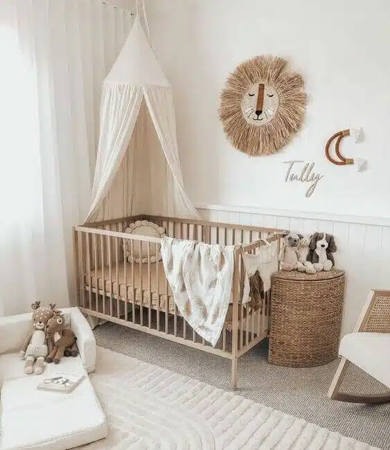berceau en bois clair avec ciel de lit beige
