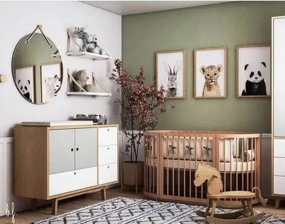 focus sur tableaux étagères pour décorer chambre enfant blanche et verte