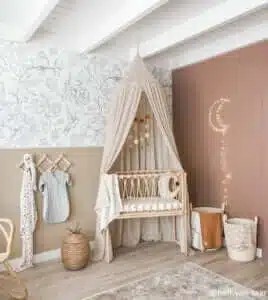 inspiration chambre bebe beige avec papier peint et guirlande lumineuse