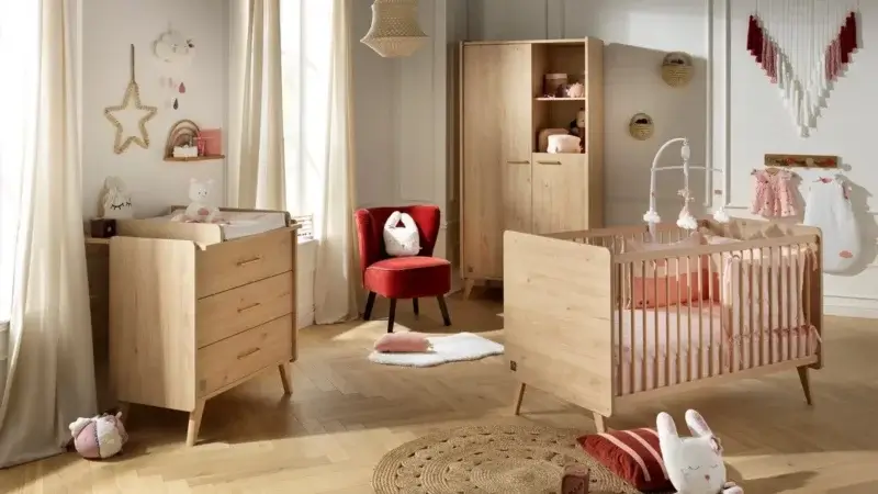 chambre de bebe en bois avec commode et armoire neutre