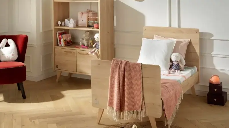 chambre enfant neutre avec lit evolutif etageres et tapis