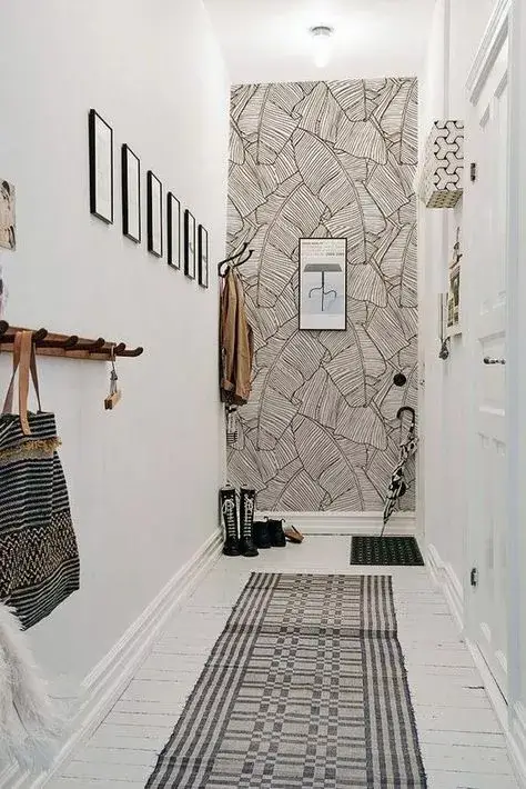 idees deco pour dynamiser couloir avec papier peint cadres porte manteau et objets deco