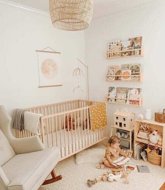 Fauteuil à bascule dans chambre d'enfant pour lecture
