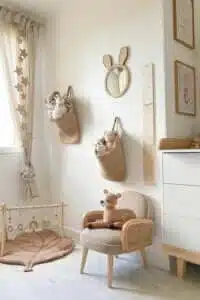 peluche dans des paniers pour décorer la chambre neutre de bebe