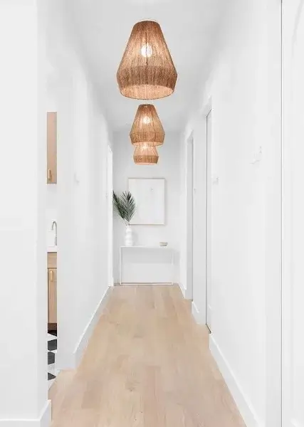 long couloir blanc avec suspension en fibres naturelle pour une deco zen