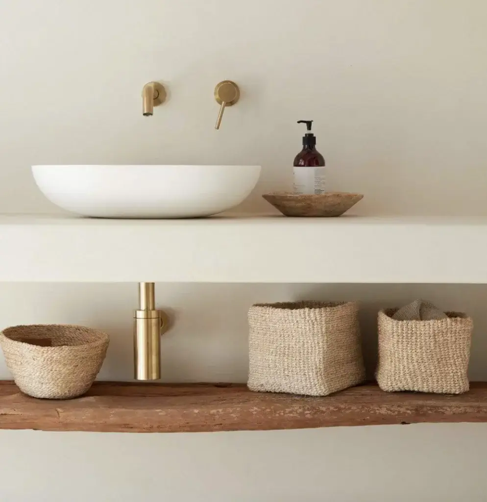 salle de bain zen et nature beige avec petits paniers