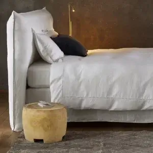 chambre à coucher, avec linge de lit blanc en lin