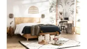 chambre esprit nature avec tete de lit en bois clair et housse de couette noir