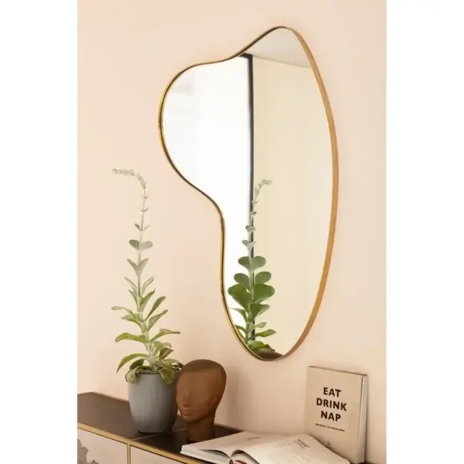 miroir doré accroché au dessus d'une console