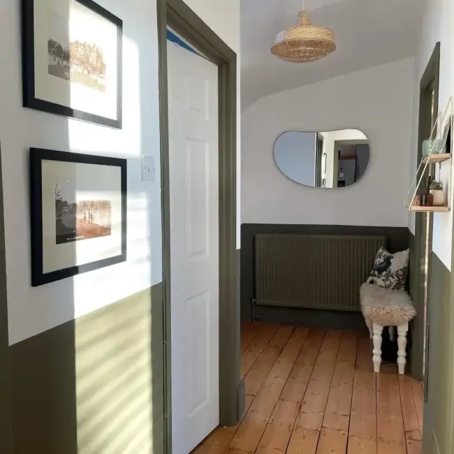 miroir forme de galet dans un couloir etroit