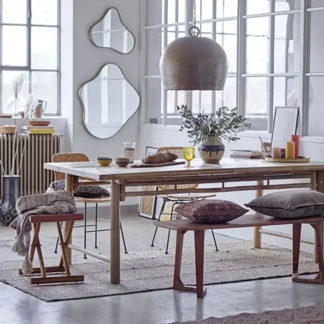miroirs organiques en laiton dans une salle à manger