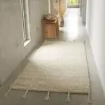 Tapis blanc pour une déco nature et cosy dans un couloir en béton ciré