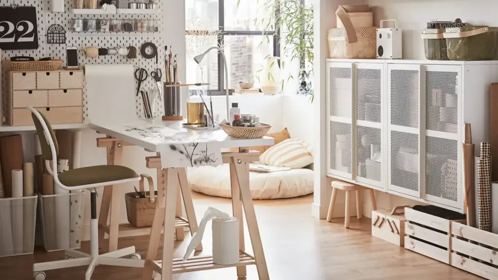 Bureau a la maison pour un espace creatif dans un esprit atelier scandinave avec etageres
