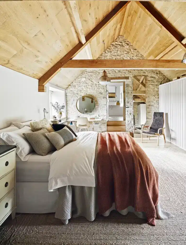 Bureau aménagé dans une chambre bois et pierre à la décoration nature
