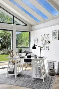 Gain de place en aménageant l'espace de travail dans la veranda.