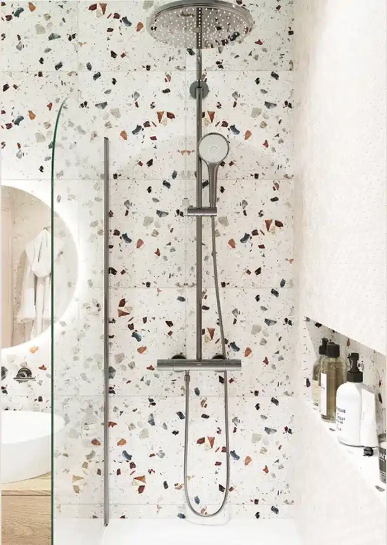 colonne de douche encastrée dans une douche ouverte avec de la faience terrazo
