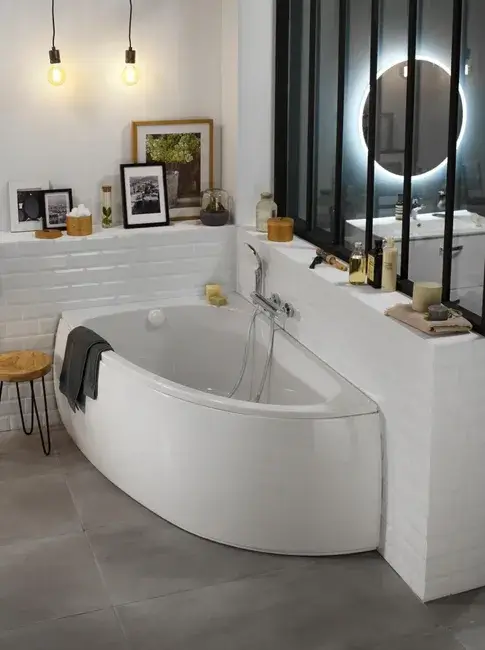 baignoire d'angle avec carrelage metro blanc. Baignoire Leroy Merlin