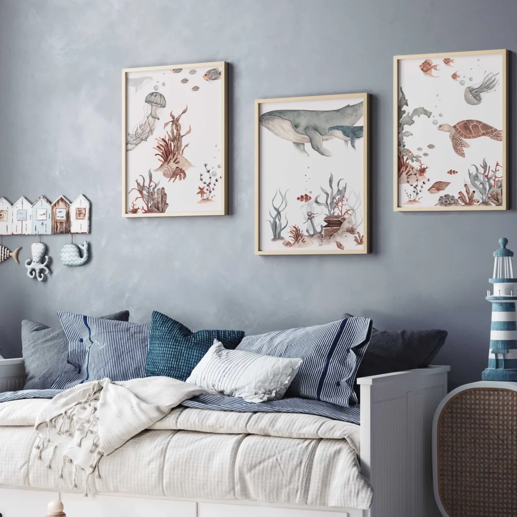 Chambre d'enfant style bord de mer. Avec affiches baleine et poissons. Un petit lit et des coussins bleus et blanc