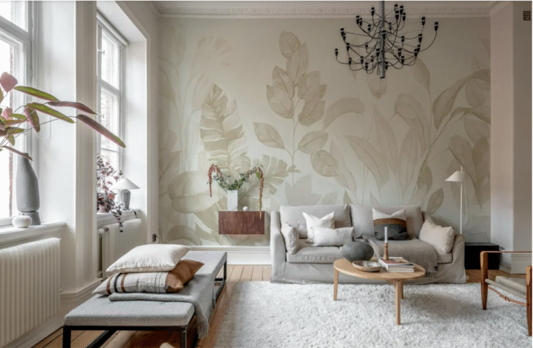 Salon style japnadi avec papier peint feuilles. un grand canapé tissu gris