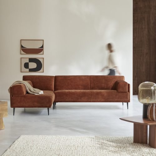 canapé en velours de couleurs terracota pour une ambiance chaleureuse et moderne